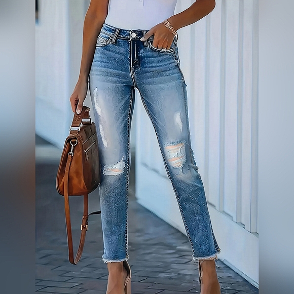 NWOT Women's Skinny Distressed Light Washed Jeans Size Small - Picture 2 of 7